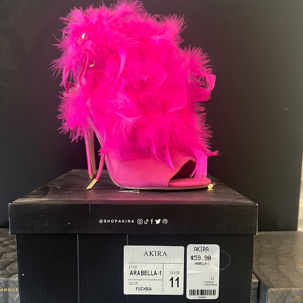 AKIRA Women's Fuchsia Feathered Heels
